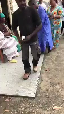Government apologists in the West region have been accused of paying individuals not to partake in Kamto and the CRM's September 22 protest.  In a video allegedly shot in Bamoun, a Sultan is seen distributing bank notes to men and women on a queue