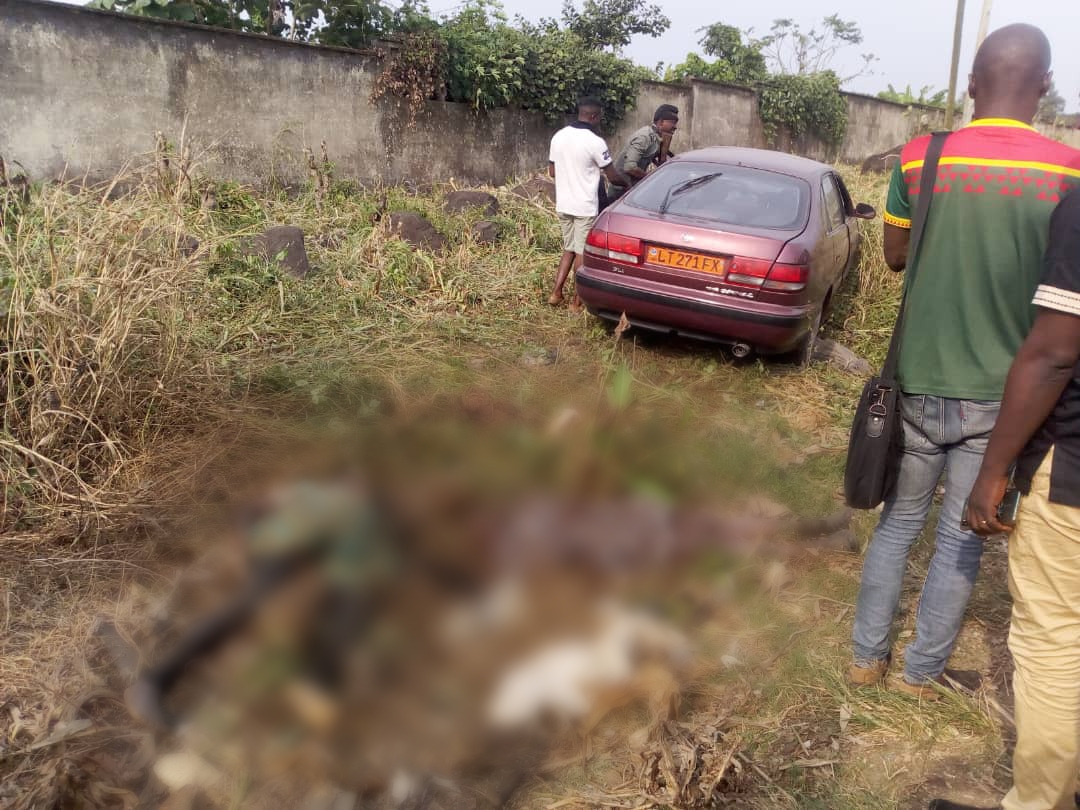 Two traders have been killed in a road accident at Ombe, South West region.  Reports say a car heading towards Mutengene from Limbe detailed and crushed the women who were selling by the roadside.   MMI