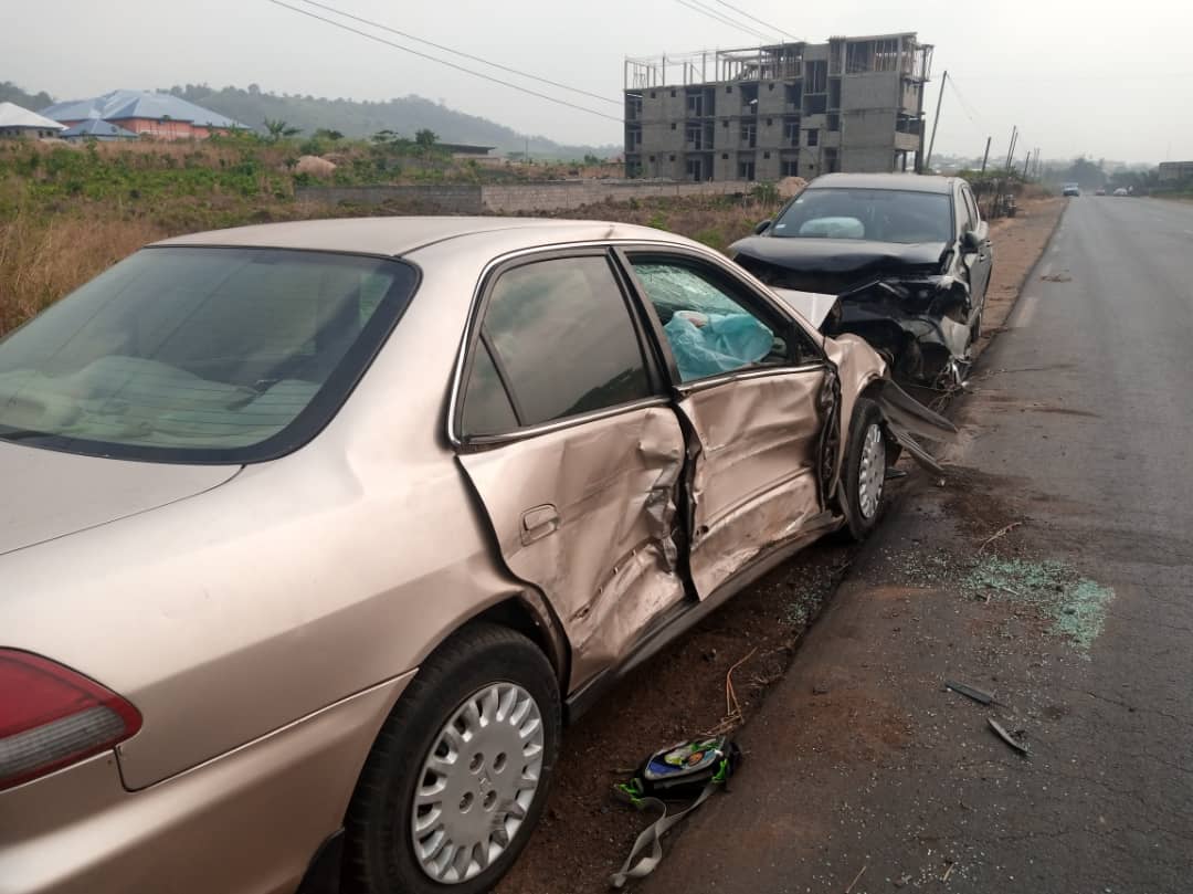 Two persons are confirmed dead and others injured after yesterday's road accident at Ombe, Mutengene in the South West region.  Reports say two vehicles on high speed collided as one tried to overtake a car ahead of it, causing the casualties.