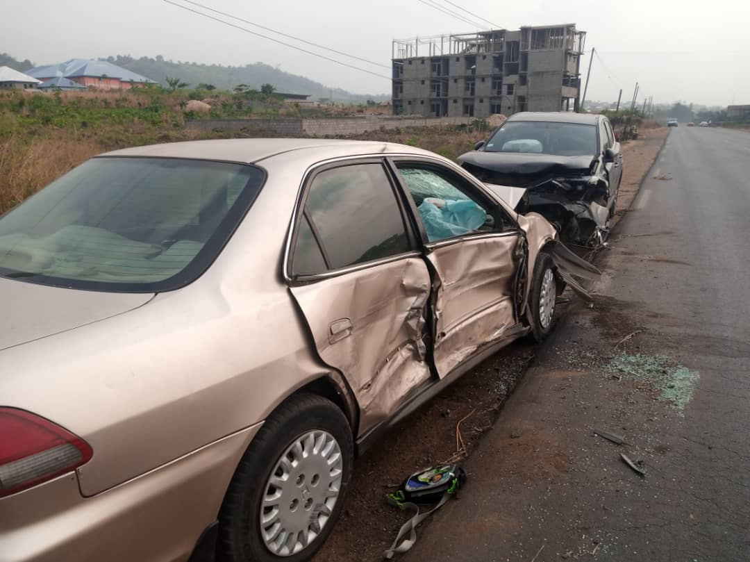 Two persons are confirmed dead and others injured after yesterday's road accident at Ombe, Mutengene in the South West region.  Reports say two vehicles on high speed collided as one tried to overtake a car ahead of it, causing the casualties.