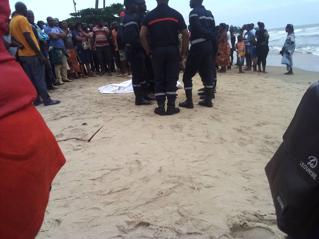 The corpse of a young boy has been pulled out of the ocean in Kribi, South region.  The unidentified boy is believed to have drowned days back before his body resurfaced at the shore. The Army Rescue Unit has claimed the body.